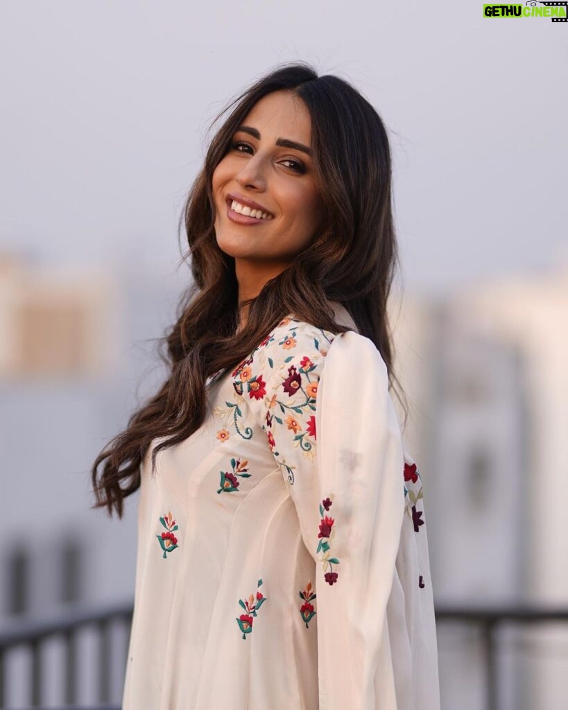 Ushna Shah Instagram - Felt cute 🥰 wearing @ansabjahangirstudio ~ a reminder that there is still a Jen-0-side happening in ph-a-las-3 that is being fully backed & funded by the Amree kee gov urn meant. Keep spreading the w0rd and keep boy kotting ! now chi Ldren are being bu- read on the side of the r0ad. The c0nditions are wors3 than ever! #nabilasalon #ushnashah #chikkarthefilm
