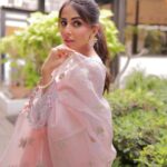 Ushna Shah Instagram - 🌅 @zainabchottaniofficial @goshi.makeupartist @hashu_hair @esfirjewels @insignia_shoes #ushnashah #jeetopakistan @nabila_salon @zrphotography012