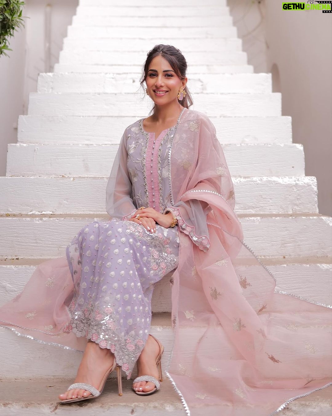 Ushna Shah Instagram - 🌅 @zainabchottaniofficial @goshi.makeupartist @hashu_hair @esfirjewels @insignia_shoes #ushnashah #jeetopakistan @nabila_salon @zrphotography012