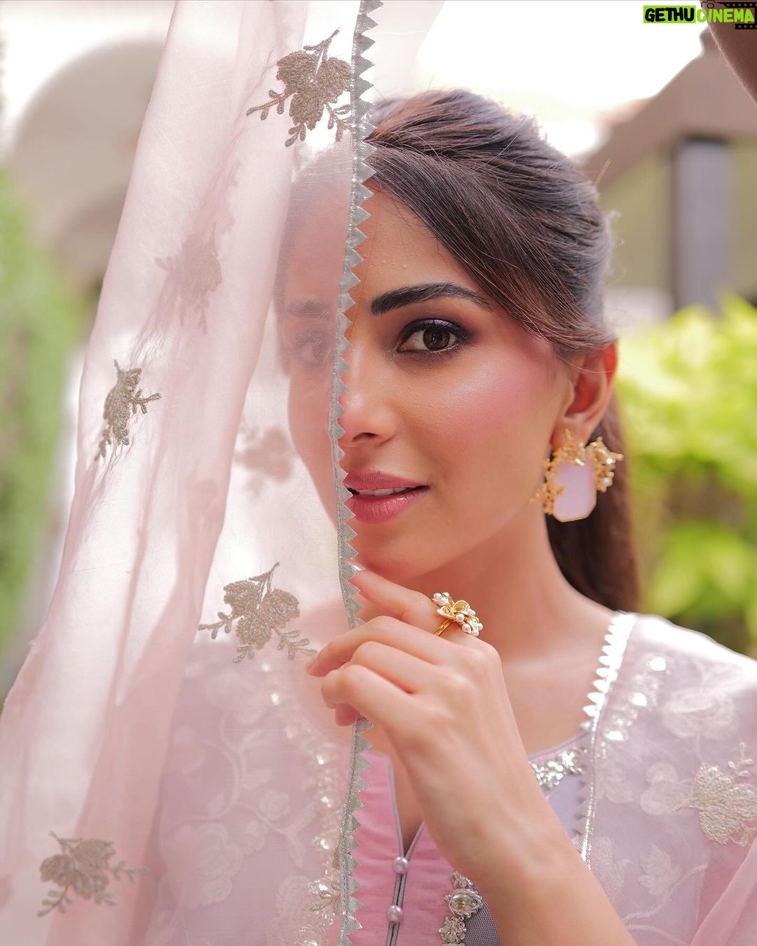 Ushna Shah Instagram - 🌅 @zainabchottaniofficial @goshi.makeupartist @hashu_hair @esfirjewels @insignia_shoes #ushnashah #jeetopakistan @nabila_salon @zrphotography012