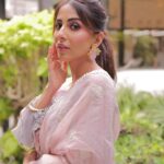 Ushna Shah Instagram - 🌅 @zainabchottaniofficial @goshi.makeupartist @hashu_hair @esfirjewels @insignia_shoes #ushnashah #jeetopakistan @nabila_salon @zrphotography012