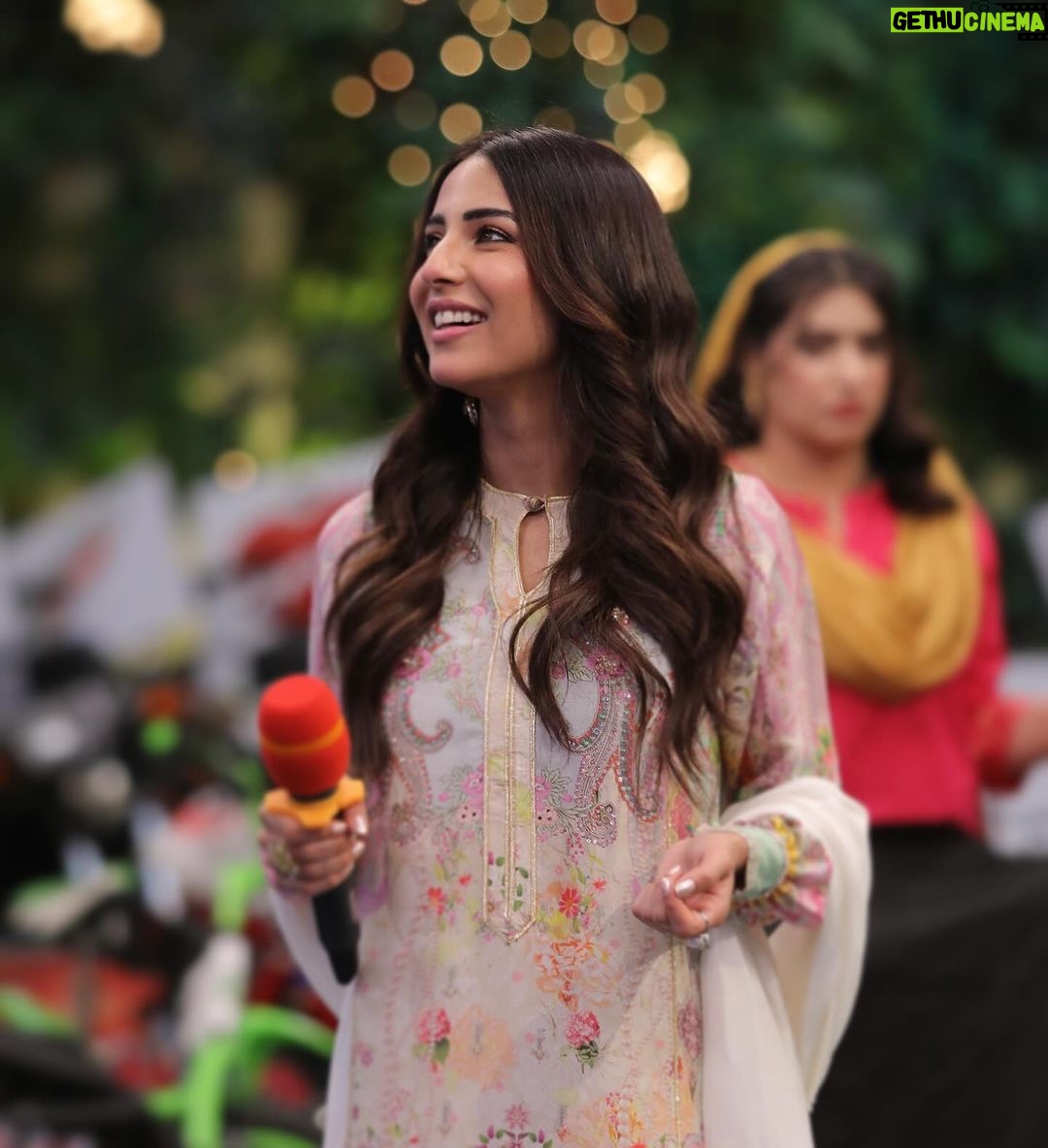 Ushna Shah Instagram - So nice we shot it thrice 🧁 👗 @ansabjahangirstudio 💄 @goshi.makeupartist 🪮 @hashu_hair 💎 @esfirjewels 👠 @insignia_shoes 📷 : Jeeto set: @s_talha19 Corridor: @zrphotography012 Blue background: @naveediqbal.ni #ushnashah #jeetopakistan @nabila_salon #jpl24 @arydigital.tv