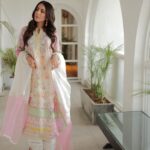 Ushna Shah Instagram – So nice we shot it thrice 🧁
👗 @ansabjahangirstudio
💄 @goshi.makeupartist
🪮 @hashu_hair
💎 @esfirjewels
👠 @insignia_shoes
📷 :
Jeeto set: @s_talha19
Corridor: @zrphotography012
Blue background: @naveediqbal.ni
#ushnashah #jeetopakistan @nabila_salon #jpl24 @arydigital.tv