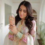Ushna Shah Instagram – So nice we shot it thrice 🧁 

👗 @ansabjahangirstudio 
💄 @goshi.makeupartist 
🪮 @hashu_hair 
💎 @esfirjewels 
👠 @insignia_shoes 

📷 :
Jeeto set: @s_talha19 
Corridor: @zrphotography012 
Blue background: @naveediqbal.ni 

#ushnashah #jeetopakistan @nabila_salon #jpl24 @arydigital.tv