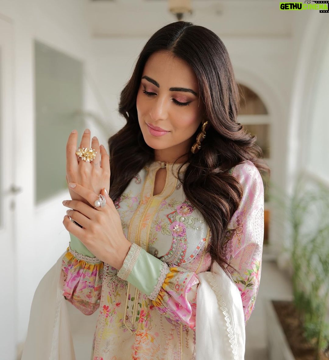 Ushna Shah Instagram - So nice we shot it thrice 🧁 👗 @ansabjahangirstudio 💄 @goshi.makeupartist 🪮 @hashu_hair 💎 @esfirjewels 👠 @insignia_shoes 📷 : Jeeto set: @s_talha19 Corridor: @zrphotography012 Blue background: @naveediqbal.ni #ushnashah #jeetopakistan @nabila_salon #jpl24 @arydigital.tv