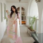 Ushna Shah Instagram – So nice we shot it thrice 🧁
👗 @ansabjahangirstudio
💄 @goshi.makeupartist
🪮 @hashu_hair
💎 @esfirjewels
👠 @insignia_shoes
📷 :
Jeeto set: @s_talha19
Corridor: @zrphotography012
Blue background: @naveediqbal.ni
#ushnashah #jeetopakistan @nabila_salon #jpl24 @arydigital.tv
