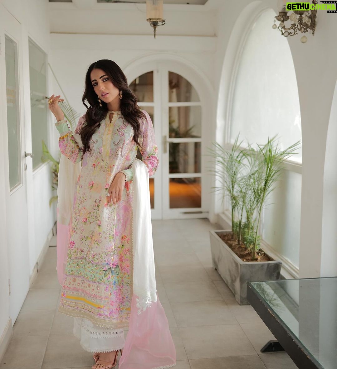 Ushna Shah Instagram - So nice we shot it thrice 🧁 👗 @ansabjahangirstudio 💄 @goshi.makeupartist 🪮 @hashu_hair 💎 @esfirjewels 👠 @insignia_shoes 📷 : Jeeto set: @s_talha19 Corridor: @zrphotography012 Blue background: @naveediqbal.ni #ushnashah #jeetopakistan @nabila_salon #jpl24 @arydigital.tv