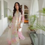 Ushna Shah Instagram – So nice we shot it thrice 🧁
👗 @ansabjahangirstudio
💄 @goshi.makeupartist
🪮 @hashu_hair
💎 @esfirjewels
👠 @insignia_shoes
📷 :
Jeeto set: @s_talha19
Corridor: @zrphotography012
Blue background: @naveediqbal.ni
#ushnashah #jeetopakistan @nabila_salon #jpl24 @arydigital.tv