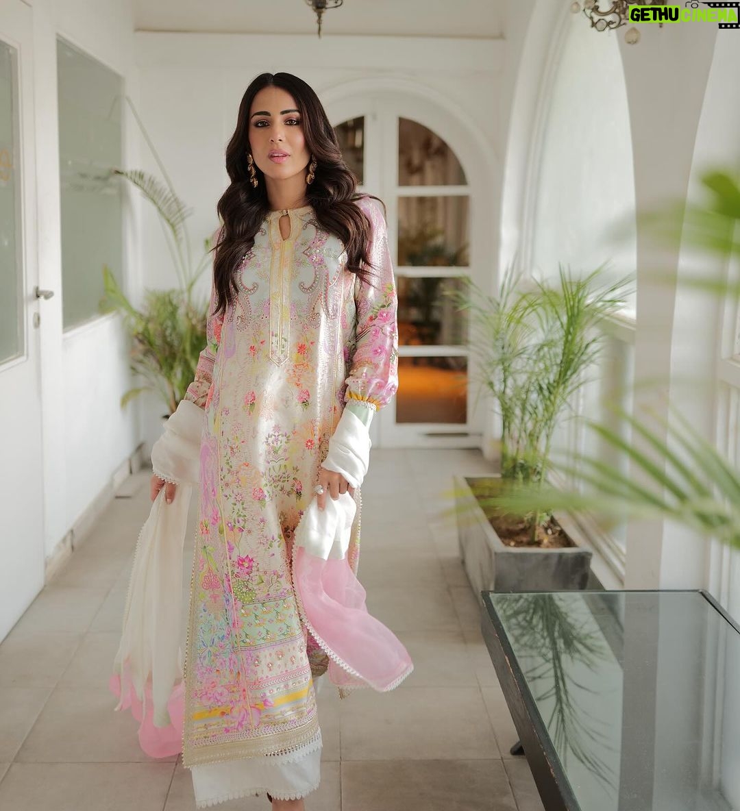 Ushna Shah Instagram - So nice we shot it thrice 🧁 👗 @ansabjahangirstudio 💄 @goshi.makeupartist 🪮 @hashu_hair 💎 @esfirjewels 👠 @insignia_shoes 📷 : Jeeto set: @s_talha19 Corridor: @zrphotography012 Blue background: @naveediqbal.ni #ushnashah #jeetopakistan @nabila_salon #jpl24 @arydigital.tv