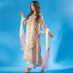Ushna Shah Instagram – So nice we shot it thrice 🧁
👗 @ansabjahangirstudio
💄 @goshi.makeupartist
🪮 @hashu_hair
💎 @esfirjewels
👠 @insignia_shoes
📷 :
Jeeto set: @s_talha19
Corridor: @zrphotography012
Blue background: @naveediqbal.ni
#ushnashah #jeetopakistan @nabila_salon #jpl24 @arydigital.tv