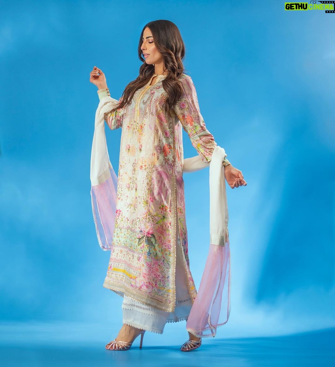 Ushna Shah Instagram - So nice we shot it thrice 🧁 👗 @ansabjahangirstudio 💄 @goshi.makeupartist 🪮 @hashu_hair 💎 @esfirjewels 👠 @insignia_shoes 📷 : Jeeto set: @s_talha19 Corridor: @zrphotography012 Blue background: @naveediqbal.ni #ushnashah #jeetopakistan @nabila_salon #jpl24 @arydigital.tv