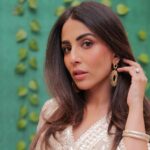Ushna Shah Instagram – Rozas put so much Noor on my soorat 😇, what they do to my seerat is a different story 👹 

@zainabchottaniofficial @honeymakeupartist0109 @bellapaulhairstylist @zrphotography012