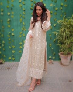 Ushna Shah Instagram - Rozas put so much Noor on my soorat 😇, what they do to my seerat is a different story 👹 @zainabchottaniofficial @honeymakeupartist0109 @bellapaulhairstylist @zrphotography012