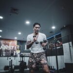 Uus Instagram - Senin gym, selasa boxing, rabu gym, kamis boxing, jumat gym, sabtu rest, minggu jogging 6-8km. No alkohol. One meal a day. Selama hampir 2 bulan. Buat apa sih? Buat rispek sama olah raga ini dan fighter-fighter yg memang nyari nafkah dari sini. Banyak fighter yg kehilangan waktu seneng-seneng, gabisa nikmatin makanan minuman kesukaan, depresi tiap malem sampe gabisa tidur, cuekin sakit badan, bahkan ga punya waktu luang buat sekadar ngobrol sm keluarga. Karena gue bukan fighter kaya mereka, gue minta izin dalem hati sm mereka buat bertanding di olah raga yg mereka cinta. Gue gamau nganggep remeh olah raga yang banyak orang menggantungkan jiwa dan hatinya. Terima kasih boxing untuk mempertemukan gue sm fighter-fighter yang luar biasa humble dan hustle, untuk pukulan yg menyadarkan gue kalo gue selalu lemah makanya gue harus selalu usaha, dan ngebantuin gue sebagai seorang bapak untuk mencoba dan belajar hal baru diumur 30an. Dan siapapun bapak-bapak yang baca tulisan ini, menafkahi keluarga memang sulit, tapi akan lebih sulit ketika menafkahi dalam kondisi hati yg tidak ternafkahi. Semoga bapak-bapak semua menemukan hal yang membuat hati bisa ternafkahi tanpa membebani yg dinafkahi. Terima kasih ya sudah bertahan sejauh ini 🙇 Maap post ulang td potonya ada yg salah 😂 maap maap