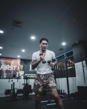 Uus Instagram - Senin gym, selasa boxing, rabu gym, kamis boxing, jumat gym, sabtu rest, minggu jogging 6-8km. No alkohol. One meal a day. Selama hampir 2 bulan. Buat apa sih? Buat rispek sama olah raga ini dan fighter-fighter yg memang nyari nafkah dari sini. Banyak fighter yg kehilangan waktu seneng-seneng, gabisa nikmatin makanan minuman kesukaan, depresi tiap malem sampe gabisa tidur, cuekin sakit badan, bahkan ga punya waktu luang buat sekadar ngobrol sm keluarga. Karena gue bukan fighter kaya mereka, gue minta izin dalem hati sm mereka buat bertanding di olah raga yg mereka cinta. Gue gamau nganggep remeh olah raga yang banyak orang menggantungkan jiwa dan hatinya. Terima kasih boxing untuk mempertemukan gue sm fighter-fighter yang luar biasa humble dan hustle, untuk pukulan yg menyadarkan gue kalo gue selalu lemah makanya gue harus selalu usaha, dan ngebantuin gue sebagai seorang bapak untuk mencoba dan belajar hal baru diumur 30an. Dan siapapun bapak-bapak yang baca tulisan ini, menafkahi keluarga memang sulit, tapi akan lebih sulit ketika menafkahi dalam kondisi hati yg tidak ternafkahi. Semoga bapak-bapak semua menemukan hal yang membuat hati bisa ternafkahi tanpa membebani yg dinafkahi. Terima kasih ya sudah bertahan sejauh ini 🙇 

Maap post ulang td potonya ada yg salah 😂 maap maap