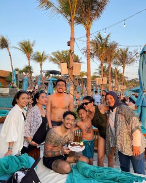 Uus Instagram - Selamat ulang tahun Eiichiro 😘 
Sebagai ayah dan laki-laki maaf kalo banyak momen yg hilang karena kerja atau sibuk yg lain dan ngebuat kamu mikir kalo aku ga peduli sm kamu. Cerita seorang ayah cuma bisa diceritain sm bundamu nanti. Itu juga kalo dia ngga lupa soalnya banyak juga tuh aku bikin sedih bunda. Ah dableklah aku mah. Yang penting sayangin terus bundamu mungkin suatu saat jawabannya ada disana saat kamu memang perlu. Karena laki-laki memang pantas dibenci, sampai nanti hati yg determinasi. Selamat datang diumur tujuh. 😘

Makasi juga onty ongkel yang udah nyempetin dateng bareng ponakanku diperutnyah. 🫡