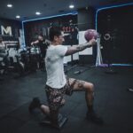 Uus Instagram - Senin gym, selasa boxing, rabu gym, kamis boxing, jumat gym, sabtu rest, minggu jogging 6-8km. No alkohol. One meal a day. Selama hampir 2 bulan. Buat apa sih? Buat rispek sama olah raga ini dan fighter-fighter yg memang nyari nafkah dari sini. Banyak fighter yg kehilangan waktu seneng-seneng, gabisa nikmatin makanan minuman kesukaan, depresi tiap malem sampe gabisa tidur, cuekin sakit badan, bahkan ga punya waktu luang buat sekadar ngobrol sm keluarga. Karena gue bukan fighter kaya mereka, gue minta izin dalem hati sm mereka buat bertanding di olah raga yg mereka cinta. Gue gamau nganggep remeh olah raga yang banyak orang menggantungkan jiwa dan hatinya. Terima kasih boxing untuk mempertemukan gue sm fighter-fighter yang luar biasa humble dan hustle, untuk pukulan yg menyadarkan gue kalo gue selalu lemah makanya gue harus selalu usaha, dan ngebantuin gue sebagai seorang bapak untuk mencoba dan belajar hal baru diumur 30an. Dan siapapun bapak-bapak yang baca tulisan ini, menafkahi keluarga memang sulit, tapi akan lebih sulit ketika menafkahi dalam kondisi hati yg tidak ternafkahi. Semoga bapak-bapak semua menemukan hal yang membuat hati bisa ternafkahi tanpa membebani yg dinafkahi. Terima kasih ya sudah bertahan sejauh ini 🙇 Maap post ulang td potonya ada yg salah 😂 maap maap