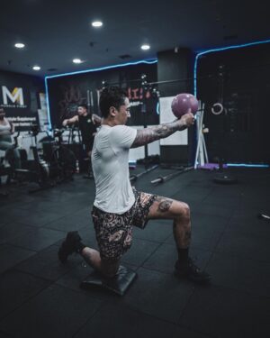 Uus Instagram - Senin gym, selasa boxing, rabu gym, kamis boxing, jumat gym, sabtu rest, minggu jogging 6-8km. No alkohol. One meal a day. Selama hampir 2 bulan. Buat apa sih? Buat rispek sama olah raga ini dan fighter-fighter yg memang nyari nafkah dari sini. Banyak fighter yg kehilangan waktu seneng-seneng, gabisa nikmatin makanan minuman kesukaan, depresi tiap malem sampe gabisa tidur, cuekin sakit badan, bahkan ga punya waktu luang buat sekadar ngobrol sm keluarga. Karena gue bukan fighter kaya mereka, gue minta izin dalem hati sm mereka buat bertanding di olah raga yg mereka cinta. Gue gamau nganggep remeh olah raga yang banyak orang menggantungkan jiwa dan hatinya. Terima kasih boxing untuk mempertemukan gue sm fighter-fighter yang luar biasa humble dan hustle, untuk pukulan yg menyadarkan gue kalo gue selalu lemah makanya gue harus selalu usaha, dan ngebantuin gue sebagai seorang bapak untuk mencoba dan belajar hal baru diumur 30an. Dan siapapun bapak-bapak yang baca tulisan ini, menafkahi keluarga memang sulit, tapi akan lebih sulit ketika menafkahi dalam kondisi hati yg tidak ternafkahi. Semoga bapak-bapak semua menemukan hal yang membuat hati bisa ternafkahi tanpa membebani yg dinafkahi. Terima kasih ya sudah bertahan sejauh ini 🙇 

Maap post ulang td potonya ada yg salah 😂 maap maap