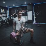 Uus Instagram - Senin gym, selasa boxing, rabu gym, kamis boxing, jumat gym, sabtu rest, minggu jogging 6-8km. No alkohol. One meal a day. Selama hampir 2 bulan. Buat apa sih? Buat rispek sama olah raga ini dan fighter-fighter yg memang nyari nafkah dari sini. Banyak fighter yg kehilangan waktu seneng-seneng, gabisa nikmatin makanan minuman kesukaan, depresi tiap malem sampe gabisa tidur, cuekin sakit badan, bahkan ga punya waktu luang buat sekadar ngobrol sm keluarga. Karena gue bukan fighter kaya mereka, gue minta izin dalem hati sm mereka buat bertanding di olah raga yg mereka cinta. Gue gamau nganggep remeh olah raga yang banyak orang menggantungkan jiwa dan hatinya. Terima kasih boxing untuk mempertemukan gue sm fighter-fighter yang luar biasa humble dan hustle, untuk pukulan yg menyadarkan gue kalo gue selalu lemah makanya gue harus selalu usaha, dan ngebantuin gue sebagai seorang bapak untuk mencoba dan belajar hal baru diumur 30an. Dan siapapun bapak-bapak yang baca tulisan ini, menafkahi keluarga memang sulit, tapi akan lebih sulit ketika menafkahi dalam kondisi hati yg tidak ternafkahi. Semoga bapak-bapak semua menemukan hal yang membuat hati bisa ternafkahi tanpa membebani yg dinafkahi. Terima kasih ya sudah bertahan sejauh ini 🙇 Maap post ulang td potonya ada yg salah 😂 maap maap