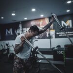 Uus Instagram - Senin gym, selasa boxing, rabu gym, kamis boxing, jumat gym, sabtu rest, minggu jogging 6-8km. No alkohol. One meal a day. Selama hampir 2 bulan. Buat apa sih? Buat rispek sama olah raga ini dan fighter-fighter yg memang nyari nafkah dari sini. Banyak fighter yg kehilangan waktu seneng-seneng, gabisa nikmatin makanan minuman kesukaan, depresi tiap malem sampe gabisa tidur, cuekin sakit badan, bahkan ga punya waktu luang buat sekadar ngobrol sm keluarga. Karena gue bukan fighter kaya mereka, gue minta izin dalem hati sm mereka buat bertanding di olah raga yg mereka cinta. Gue gamau nganggep remeh olah raga yang banyak orang menggantungkan jiwa dan hatinya. Terima kasih boxing untuk mempertemukan gue sm fighter-fighter yang luar biasa humble dan hustle, untuk pukulan yg menyadarkan gue kalo gue selalu lemah makanya gue harus selalu usaha, dan ngebantuin gue sebagai seorang bapak untuk mencoba dan belajar hal baru diumur 30an. Dan siapapun bapak-bapak yang baca tulisan ini, menafkahi keluarga memang sulit, tapi akan lebih sulit ketika menafkahi dalam kondisi hati yg tidak ternafkahi. Semoga bapak-bapak semua menemukan hal yang membuat hati bisa ternafkahi tanpa membebani yg dinafkahi. Terima kasih ya sudah bertahan sejauh ini 🙇 Maap post ulang td potonya ada yg salah 😂 maap maap