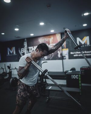 Uus Instagram - Senin gym, selasa boxing, rabu gym, kamis boxing, jumat gym, sabtu rest, minggu jogging 6-8km. No alkohol. One meal a day. Selama hampir 2 bulan. Buat apa sih? Buat rispek sama olah raga ini dan fighter-fighter yg memang nyari nafkah dari sini. Banyak fighter yg kehilangan waktu seneng-seneng, gabisa nikmatin makanan minuman kesukaan, depresi tiap malem sampe gabisa tidur, cuekin sakit badan, bahkan ga punya waktu luang buat sekadar ngobrol sm keluarga. Karena gue bukan fighter kaya mereka, gue minta izin dalem hati sm mereka buat bertanding di olah raga yg mereka cinta. Gue gamau nganggep remeh olah raga yang banyak orang menggantungkan jiwa dan hatinya. Terima kasih boxing untuk mempertemukan gue sm fighter-fighter yang luar biasa humble dan hustle, untuk pukulan yg menyadarkan gue kalo gue selalu lemah makanya gue harus selalu usaha, dan ngebantuin gue sebagai seorang bapak untuk mencoba dan belajar hal baru diumur 30an. Dan siapapun bapak-bapak yang baca tulisan ini, menafkahi keluarga memang sulit, tapi akan lebih sulit ketika menafkahi dalam kondisi hati yg tidak ternafkahi. Semoga bapak-bapak semua menemukan hal yang membuat hati bisa ternafkahi tanpa membebani yg dinafkahi. Terima kasih ya sudah bertahan sejauh ini 🙇 

Maap post ulang td potonya ada yg salah 😂 maap maap