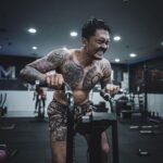 Uus Instagram - Senin gym, selasa boxing, rabu gym, kamis boxing, jumat gym, sabtu rest, minggu jogging 6-8km. No alkohol. One meal a day. Selama hampir 2 bulan. Buat apa sih? Buat rispek sama olah raga ini dan fighter-fighter yg memang nyari nafkah dari sini. Banyak fighter yg kehilangan waktu seneng-seneng, gabisa nikmatin makanan minuman kesukaan, depresi tiap malem sampe gabisa tidur, cuekin sakit badan, bahkan ga punya waktu luang buat sekadar ngobrol sm keluarga. Karena gue bukan fighter kaya mereka, gue minta izin dalem hati sm mereka buat bertanding di olah raga yg mereka cinta. Gue gamau nganggep remeh olah raga yang banyak orang menggantungkan jiwa dan hatinya. Terima kasih boxing untuk mempertemukan gue sm fighter-fighter yang luar biasa humble dan hustle, untuk pukulan yg menyadarkan gue kalo gue selalu lemah makanya gue harus selalu usaha, dan ngebantuin gue sebagai seorang bapak untuk mencoba dan belajar hal baru diumur 30an. Dan siapapun bapak-bapak yang baca tulisan ini, menafkahi keluarga memang sulit, tapi akan lebih sulit ketika menafkahi dalam kondisi hati yg tidak ternafkahi. Semoga bapak-bapak semua menemukan hal yang membuat hati bisa ternafkahi tanpa membebani yg dinafkahi. Terima kasih ya sudah bertahan sejauh ini 🙇 Maap post ulang td potonya ada yg salah 😂 maap maap