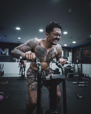 Uus Instagram - Senin gym, selasa boxing, rabu gym, kamis boxing, jumat gym, sabtu rest, minggu jogging 6-8km. No alkohol. One meal a day. Selama hampir 2 bulan. Buat apa sih? Buat rispek sama olah raga ini dan fighter-fighter yg memang nyari nafkah dari sini. Banyak fighter yg kehilangan waktu seneng-seneng, gabisa nikmatin makanan minuman kesukaan, depresi tiap malem sampe gabisa tidur, cuekin sakit badan, bahkan ga punya waktu luang buat sekadar ngobrol sm keluarga. Karena gue bukan fighter kaya mereka, gue minta izin dalem hati sm mereka buat bertanding di olah raga yg mereka cinta. Gue gamau nganggep remeh olah raga yang banyak orang menggantungkan jiwa dan hatinya. Terima kasih boxing untuk mempertemukan gue sm fighter-fighter yang luar biasa humble dan hustle, untuk pukulan yg menyadarkan gue kalo gue selalu lemah makanya gue harus selalu usaha, dan ngebantuin gue sebagai seorang bapak untuk mencoba dan belajar hal baru diumur 30an. Dan siapapun bapak-bapak yang baca tulisan ini, menafkahi keluarga memang sulit, tapi akan lebih sulit ketika menafkahi dalam kondisi hati yg tidak ternafkahi. Semoga bapak-bapak semua menemukan hal yang membuat hati bisa ternafkahi tanpa membebani yg dinafkahi. Terima kasih ya sudah bertahan sejauh ini 🙇 

Maap post ulang td potonya ada yg salah 😂 maap maap