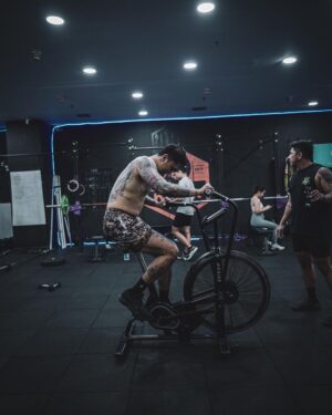 Uus Instagram - Senin gym, selasa boxing, rabu gym, kamis boxing, jumat gym, sabtu rest, minggu jogging 6-8km. No alkohol. One meal a day. Selama hampir 2 bulan. Buat apa sih? Buat rispek sama olah raga ini dan fighter-fighter yg memang nyari nafkah dari sini. Banyak fighter yg kehilangan waktu seneng-seneng, gabisa nikmatin makanan minuman kesukaan, depresi tiap malem sampe gabisa tidur, cuekin sakit badan, bahkan ga punya waktu luang buat sekadar ngobrol sm keluarga. Karena gue bukan fighter kaya mereka, gue minta izin dalem hati sm mereka buat bertanding di olah raga yg mereka cinta. Gue gamau nganggep remeh olah raga yang banyak orang menggantungkan jiwa dan hatinya. Terima kasih boxing untuk mempertemukan gue sm fighter-fighter yang luar biasa humble dan hustle, untuk pukulan yg menyadarkan gue kalo gue selalu lemah makanya gue harus selalu usaha, dan ngebantuin gue sebagai seorang bapak untuk mencoba dan belajar hal baru diumur 30an. Dan siapapun bapak-bapak yang baca tulisan ini, menafkahi keluarga memang sulit, tapi akan lebih sulit ketika menafkahi dalam kondisi hati yg tidak ternafkahi. Semoga bapak-bapak semua menemukan hal yang membuat hati bisa ternafkahi tanpa membebani yg dinafkahi. Terima kasih ya sudah bertahan sejauh ini 🙇 

Maap post ulang td potonya ada yg salah 😂 maap maap