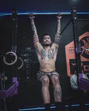 Uus Instagram - Senin gym, selasa boxing, rabu gym, kamis boxing, jumat gym, sabtu rest, minggu jogging 6-8km. No alkohol. One meal a day. Selama hampir 2 bulan. Buat apa sih? Buat rispek sama olah raga ini dan fighter-fighter yg memang nyari nafkah dari sini. Banyak fighter yg kehilangan waktu seneng-seneng, gabisa nikmatin makanan minuman kesukaan, depresi tiap malem sampe gabisa tidur, cuekin sakit badan, bahkan ga punya waktu luang buat sekadar ngobrol sm keluarga. Karena gue bukan fighter kaya mereka, gue minta izin dalem hati sm mereka buat bertanding di olah raga yg mereka cinta. Gue gamau nganggep remeh olah raga yang banyak orang menggantungkan jiwa dan hatinya. Terima kasih boxing untuk mempertemukan gue sm fighter-fighter yang luar biasa humble dan hustle, untuk pukulan yg menyadarkan gue kalo gue selalu lemah makanya gue harus selalu usaha, dan ngebantuin gue sebagai seorang bapak untuk mencoba dan belajar hal baru diumur 30an. Dan siapapun bapak-bapak yang baca tulisan ini, menafkahi keluarga memang sulit, tapi akan lebih sulit ketika menafkahi dalam kondisi hati yg tidak ternafkahi. Semoga bapak-bapak semua menemukan hal yang membuat hati bisa ternafkahi tanpa membebani yg dinafkahi. Terima kasih ya sudah bertahan sejauh ini 🙇 

Maap post ulang td potonya ada yg salah 😂 maap maap
