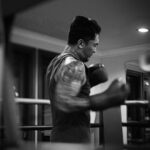 Uus Instagram - Senin gym, selasa boxing, rabu gym, kamis boxing, jumat gym, sabtu rest, minggu jogging 6-8km. No alkohol. One meal a day. Selama hampir 2 bulan. Buat apa sih? Buat rispek sama olah raga ini dan fighter-fighter yg memang nyari nafkah dari sini. Banyak fighter yg kehilangan waktu seneng-seneng, gabisa nikmatin makanan minuman kesukaan, depresi tiap malem sampe gabisa tidur, cuekin sakit badan, bahkan ga punya waktu luang buat sekadar ngobrol sm keluarga. Karena gue bukan fighter kaya mereka, gue minta izin dalem hati sm mereka buat bertanding di olah raga yg mereka cinta. Gue gamau nganggep remeh olah raga yang banyak orang menggantungkan jiwa dan hatinya. Terima kasih boxing untuk mempertemukan gue sm fighter-fighter yang luar biasa humble dan hustle, untuk pukulan yg menyadarkan gue kalo gue selalu lemah makanya gue harus selalu usaha, dan ngebantuin gue sebagai seorang bapak untuk mencoba dan belajar hal baru diumur 30an. Dan siapapun bapak-bapak yang baca tulisan ini, menafkahi keluarga memang sulit, tapi akan lebih sulit ketika menafkahi dalam kondisi hati yg tidak ternafkahi. Semoga bapak-bapak semua menemukan hal yang membuat hati bisa ternafkahi tanpa membebani yg dinafkahi. Terima kasih ya sudah bertahan sejauh ini 🙇 Maap post ulang td potonya ada yg salah 😂 maap maap