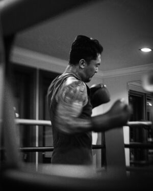 Uus Instagram - Senin gym, selasa boxing, rabu gym, kamis boxing, jumat gym, sabtu rest, minggu jogging 6-8km. No alkohol. One meal a day. Selama hampir 2 bulan. Buat apa sih? Buat rispek sama olah raga ini dan fighter-fighter yg memang nyari nafkah dari sini. Banyak fighter yg kehilangan waktu seneng-seneng, gabisa nikmatin makanan minuman kesukaan, depresi tiap malem sampe gabisa tidur, cuekin sakit badan, bahkan ga punya waktu luang buat sekadar ngobrol sm keluarga. Karena gue bukan fighter kaya mereka, gue minta izin dalem hati sm mereka buat bertanding di olah raga yg mereka cinta. Gue gamau nganggep remeh olah raga yang banyak orang menggantungkan jiwa dan hatinya. Terima kasih boxing untuk mempertemukan gue sm fighter-fighter yang luar biasa humble dan hustle, untuk pukulan yg menyadarkan gue kalo gue selalu lemah makanya gue harus selalu usaha, dan ngebantuin gue sebagai seorang bapak untuk mencoba dan belajar hal baru diumur 30an. Dan siapapun bapak-bapak yang baca tulisan ini, menafkahi keluarga memang sulit, tapi akan lebih sulit ketika menafkahi dalam kondisi hati yg tidak ternafkahi. Semoga bapak-bapak semua menemukan hal yang membuat hati bisa ternafkahi tanpa membebani yg dinafkahi. Terima kasih ya sudah bertahan sejauh ini 🙇 

Maap post ulang td potonya ada yg salah 😂 maap maap