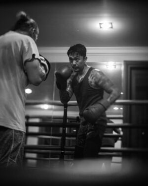 Uus Instagram - Senin gym, selasa boxing, rabu gym, kamis boxing, jumat gym, sabtu rest, minggu jogging 6-8km. No alkohol. One meal a day. Selama hampir 2 bulan. Buat apa sih? Buat rispek sama olah raga ini dan fighter-fighter yg memang nyari nafkah dari sini. Banyak fighter yg kehilangan waktu seneng-seneng, gabisa nikmatin makanan minuman kesukaan, depresi tiap malem sampe gabisa tidur, cuekin sakit badan, bahkan ga punya waktu luang buat sekadar ngobrol sm keluarga. Karena gue bukan fighter kaya mereka, gue minta izin dalem hati sm mereka buat bertanding di olah raga yg mereka cinta. Gue gamau nganggep remeh olah raga yang banyak orang menggantungkan jiwa dan hatinya. Terima kasih boxing untuk mempertemukan gue sm fighter-fighter yang luar biasa humble dan hustle, untuk pukulan yg menyadarkan gue kalo gue selalu lemah makanya gue harus selalu usaha, dan ngebantuin gue sebagai seorang bapak untuk mencoba dan belajar hal baru diumur 30an. Dan siapapun bapak-bapak yang baca tulisan ini, menafkahi keluarga memang sulit, tapi akan lebih sulit ketika menafkahi dalam kondisi hati yg tidak ternafkahi. Semoga bapak-bapak semua menemukan hal yang membuat hati bisa ternafkahi tanpa membebani yg dinafkahi. Terima kasih ya sudah bertahan sejauh ini 🙇 

Maap post ulang td potonya ada yg salah 😂 maap maap