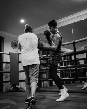 Uus Instagram - Senin gym, selasa boxing, rabu gym, kamis boxing, jumat gym, sabtu rest, minggu jogging 6-8km. No alkohol. One meal a day. Selama hampir 2 bulan. Buat apa sih? Buat rispek sama olah raga ini dan fighter-fighter yg memang nyari nafkah dari sini. Banyak fighter yg kehilangan waktu seneng-seneng, gabisa nikmatin makanan minuman kesukaan, depresi tiap malem sampe gabisa tidur, cuekin sakit badan, bahkan ga punya waktu luang buat sekadar ngobrol sm keluarga. Karena gue bukan fighter kaya mereka, gue minta izin dalem hati sm mereka buat bertanding di olah raga yg mereka cinta. Gue gamau nganggep remeh olah raga yang banyak orang menggantungkan jiwa dan hatinya. Terima kasih boxing untuk mempertemukan gue sm fighter-fighter yang luar biasa humble dan hustle, untuk pukulan yg menyadarkan gue kalo gue selalu lemah makanya gue harus selalu usaha, dan ngebantuin gue sebagai seorang bapak untuk mencoba dan belajar hal baru diumur 30an. Dan siapapun bapak-bapak yang baca tulisan ini, menafkahi keluarga memang sulit, tapi akan lebih sulit ketika menafkahi dalam kondisi hati yg tidak ternafkahi. Semoga bapak-bapak semua menemukan hal yang membuat hati bisa ternafkahi tanpa membebani yg dinafkahi. Terima kasih ya sudah bertahan sejauh ini 🙇 

Maap post ulang td potonya ada yg salah 😂 maap maap