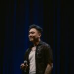Uus Instagram - Bertaun-taun target naik ke panggung bukan buat ketawa gede dar der dor. Bertaun-taun cuma pengen dapet senyum-senyum tipis sambil bilang anjing. Bertaun-taun cuma mau punya banyak temen dan belajar variabel kehidupan dari histori anak-anak komika yg aneh aneh banget tapi ngga ente-ente. Bertaun-taun dari panggung luar, musik komedi, panggung dalem, ikut lomba, sampe panggung dalem, pengisi acara. Standup udah bawa gue ke banyak kota, ke banyak tempat ya karena bertown-town. 🙇 Terima kasih standupfest aku jadi ketemu temen-temen yg sulit ditemui kalo ngga di standupfest. 🙇 Makasi mas @piokharisma fotografer dari awal berdirinya @standupindonesia 🙇