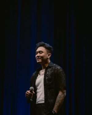 Uus Instagram - Bertaun-taun target naik ke panggung bukan buat ketawa gede dar der dor. Bertaun-taun cuma pengen dapet senyum-senyum tipis sambil bilang anjing. Bertaun-taun cuma mau punya banyak temen dan belajar variabel kehidupan dari histori anak-anak komika yg aneh aneh banget tapi ngga ente-ente. Bertaun-taun dari panggung luar, musik komedi, panggung dalem, ikut lomba, sampe panggung dalem, pengisi acara. Standup udah bawa gue ke banyak kota, ke banyak tempat ya karena bertown-town. 🙇

Terima kasih standupfest aku jadi ketemu temen-temen yg sulit ditemui kalo ngga di standupfest. 🙇

Makasi mas @piokharisma fotografer dari awal berdirinya @standupindonesia 🙇