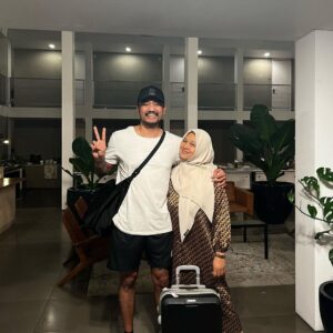 Uus Instagram - Kemarin ke Bandung, mamahnya main sm temennya, anaknya main sm temennya, mamah is happy, anaknya is happy, kemudian bobo sekasur, padahal sama-sama ngantuk tapi jadi ngobrol panjang karena sebelum happy perjalanannya heavy. Love ❤️

Ini instagram mamah yg harusnya dipake dagang tp malah buat kepo kegiatan anak-anaknyah @menu.menuk hihi bole dipesen juga ketring bikinan mamahku 🙇