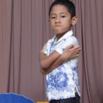 Uus Instagram - Belum selesai kaget punya anak eh tau tau dapet hadiah, apakah ini yang dinamakan sure prize? Anyway nih orang baru tau tau udah mau masuk SD. Kalo nanti duit jajan kurang, cari aja warung yg rame di kantin, terus ndusel aja diantara keramaian itu, terus bilang “bu kembalian saya belum 🙇”