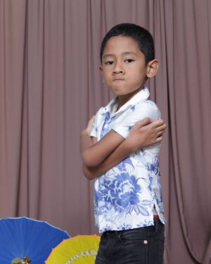 Uus Instagram - Belum selesai kaget punya anak eh tau tau dapet hadiah, apakah ini yang dinamakan sure prize? Anyway nih orang baru tau tau udah mau masuk SD. Kalo nanti duit jajan kurang, cari aja warung yg rame di kantin, terus ndusel aja diantara keramaian itu, terus bilang “bu kembalian saya belum 🙇”