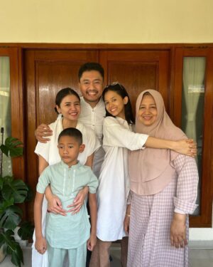 Uus Instagram - Mohon maaf lahir batin teman-teman semuanyah. Salam buat keluarganyah, pokonya yok bisa yok 🙇