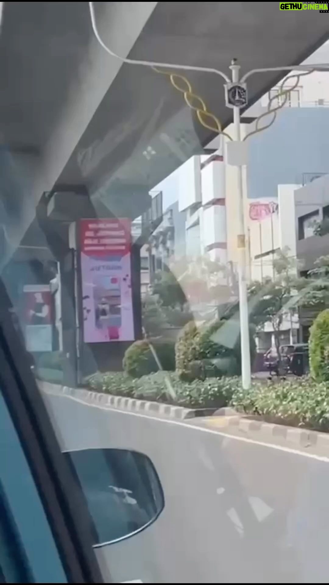 Uus Instagram - “Nyalahin billboard udah, sekarang mau nyalahin siapa lagi? Hah? Hahhhhhhhhh????” *napas orang puasa adalah bau surga*