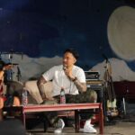 Uus Instagram - Kuliah di sastra 7 tahun, Atep udah di sastra 34 tahun. Dari sastra sampai jadi FIB. Tapi becandanya selalu sama, “Lah belajar bahasa mah ngapain kuliah? Kenapa ga les aja.” Isinya juga rata-rata sama, ya yang penting masuk negri atau ketolak fakultas yang lebih favorit. Dari awal masuk lebih banyak muda-mudi patah hati dan dilematis disini. Atep yang temani dan pelan-pelan mengobati. Semua bentuk perasaan Atep kantongin dan Atep ceritakan ke mahasiswa yang merasa cuma dia satu-satunya yg ngelewatin penderitaan itu. Penengah masalah mahasiswa dan dosen. Tanpa sebut nama. Tanpa sebut angkatan. Bertahun-tahun. Tiga dekade. Menjadi alasan para alumni untuk datang lagi ke fakultas yang awalnya mereka sesali. Bapak, guru, mentor, teman dan terlebih lagi seorang pedagang. Sebuah pagelaran kecil dibelakang gedung C dimana drama seorang tanpa gelar membantu orang-orang untuk mempunyai gelar. Hatur nuhun Tep udah jadi alesan kembali. Mungkin Atep juga perlu waktu untuk keluarga dan diri sendiri. Istri Atep juga sampe ngeluh kalo Atep sering pusing sendiri buat bantu nyelesein masalah mahasiswa padahal mahasiswanya juga belum bayar kasbon. “Terima kasih Atep udah nyebokin sastra selama 34 tahun” - @bhumipanaka Salam banyak sastra, tapi banyak sastra ngga punya Atep. Sekarang banyak sastra ngga ada yang punya Atep. Makasih buat selalu jadi panutan buat bantu orang sebisanya. Terima kasih. #himatep