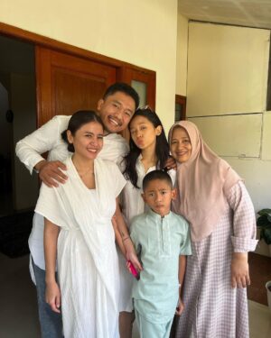 Uus Instagram - Mohon maaf lahir batin teman-teman semuanyah. Salam buat keluarganyah, pokonya yok bisa yok 🙇