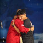 Uus Instagram - Kuliah di sastra 7 tahun, Atep udah di sastra 34 tahun. Dari sastra sampai jadi FIB. Tapi becandanya selalu sama, “Lah belajar bahasa mah ngapain kuliah? Kenapa ga les aja.” Isinya juga rata-rata sama, ya yang penting masuk negri atau ketolak fakultas yang lebih favorit. Dari awal masuk lebih banyak muda-mudi patah hati dan dilematis disini. Atep yang temani dan pelan-pelan mengobati. Semua bentuk perasaan Atep kantongin dan Atep ceritakan ke mahasiswa yang merasa cuma dia satu-satunya yg ngelewatin penderitaan itu. Penengah masalah mahasiswa dan dosen. Tanpa sebut nama. Tanpa sebut angkatan. Bertahun-tahun. Tiga dekade. Menjadi alasan para alumni untuk datang lagi ke fakultas yang awalnya mereka sesali. Bapak, guru, mentor, teman dan terlebih lagi seorang pedagang. Sebuah pagelaran kecil dibelakang gedung C dimana drama seorang tanpa gelar membantu orang-orang untuk mempunyai gelar. Hatur nuhun Tep udah jadi alesan kembali. Mungkin Atep juga perlu waktu untuk keluarga dan diri sendiri. Istri Atep juga sampe ngeluh kalo Atep sering pusing sendiri buat bantu nyelesein masalah mahasiswa padahal mahasiswanya juga belum bayar kasbon. “Terima kasih Atep udah nyebokin sastra selama 34 tahun” - @bhumipanaka Salam banyak sastra, tapi banyak sastra ngga punya Atep. Sekarang banyak sastra ngga ada yang punya Atep. Makasih buat selalu jadi panutan buat bantu orang sebisanya. Terima kasih. #himatep