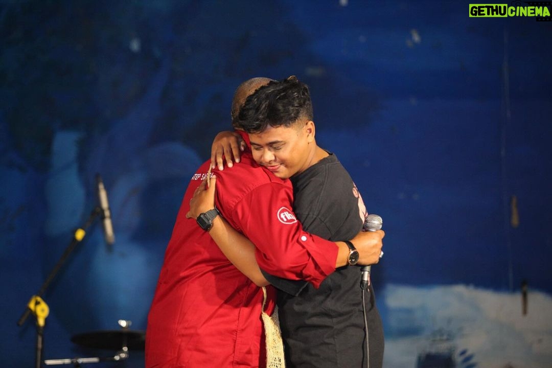 Uus Instagram - Kuliah di sastra 7 tahun, Atep udah di sastra 34 tahun. Dari sastra sampai jadi FIB. Tapi becandanya selalu sama, “Lah belajar bahasa mah ngapain kuliah? Kenapa ga les aja.” Isinya juga rata-rata sama, ya yang penting masuk negri atau ketolak fakultas yang lebih favorit. Dari awal masuk lebih banyak muda-mudi patah hati dan dilematis disini. Atep yang temani dan pelan-pelan mengobati. Semua bentuk perasaan Atep kantongin dan Atep ceritakan ke mahasiswa yang merasa cuma dia satu-satunya yg ngelewatin penderitaan itu. Penengah masalah mahasiswa dan dosen. Tanpa sebut nama. Tanpa sebut angkatan. Bertahun-tahun. Tiga dekade. Menjadi alasan para alumni untuk datang lagi ke fakultas yang awalnya mereka sesali. Bapak, guru, mentor, teman dan terlebih lagi seorang pedagang. Sebuah pagelaran kecil dibelakang gedung C dimana drama seorang tanpa gelar membantu orang-orang untuk mempunyai gelar. Hatur nuhun Tep udah jadi alesan kembali. Mungkin Atep juga perlu waktu untuk keluarga dan diri sendiri. Istri Atep juga sampe ngeluh kalo Atep sering pusing sendiri buat bantu nyelesein masalah mahasiswa padahal mahasiswanya juga belum bayar kasbon. “Terima kasih Atep udah nyebokin sastra selama 34 tahun” - @bhumipanaka Salam banyak sastra, tapi banyak sastra ngga punya Atep. Sekarang banyak sastra ngga ada yang punya Atep. Makasih buat selalu jadi panutan buat bantu orang sebisanya. Terima kasih. #himatep