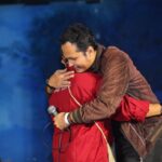 Uus Instagram - Kuliah di sastra 7 tahun, Atep udah di sastra 34 tahun. Dari sastra sampai jadi FIB. Tapi becandanya selalu sama, “Lah belajar bahasa mah ngapain kuliah? Kenapa ga les aja.” Isinya juga rata-rata sama, ya yang penting masuk negri atau ketolak fakultas yang lebih favorit. Dari awal masuk lebih banyak muda-mudi patah hati dan dilematis disini. Atep yang temani dan pelan-pelan mengobati. Semua bentuk perasaan Atep kantongin dan Atep ceritakan ke mahasiswa yang merasa cuma dia satu-satunya yg ngelewatin penderitaan itu. Penengah masalah mahasiswa dan dosen. Tanpa sebut nama. Tanpa sebut angkatan. Bertahun-tahun. Tiga dekade. Menjadi alasan para alumni untuk datang lagi ke fakultas yang awalnya mereka sesali. Bapak, guru, mentor, teman dan terlebih lagi seorang pedagang. Sebuah pagelaran kecil dibelakang gedung C dimana drama seorang tanpa gelar membantu orang-orang untuk mempunyai gelar. Hatur nuhun Tep udah jadi alesan kembali. Mungkin Atep juga perlu waktu untuk keluarga dan diri sendiri. Istri Atep juga sampe ngeluh kalo Atep sering pusing sendiri buat bantu nyelesein masalah mahasiswa padahal mahasiswanya juga belum bayar kasbon. “Terima kasih Atep udah nyebokin sastra selama 34 tahun” - @bhumipanaka Salam banyak sastra, tapi banyak sastra ngga punya Atep. Sekarang banyak sastra ngga ada yang punya Atep. Makasih buat selalu jadi panutan buat bantu orang sebisanya. Terima kasih. #himatep