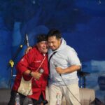 Uus Instagram - Kuliah di sastra 7 tahun, Atep udah di sastra 34 tahun. Dari sastra sampai jadi FIB. Tapi becandanya selalu sama, “Lah belajar bahasa mah ngapain kuliah? Kenapa ga les aja.” Isinya juga rata-rata sama, ya yang penting masuk negri atau ketolak fakultas yang lebih favorit. Dari awal masuk lebih banyak muda-mudi patah hati dan dilematis disini. Atep yang temani dan pelan-pelan mengobati. Semua bentuk perasaan Atep kantongin dan Atep ceritakan ke mahasiswa yang merasa cuma dia satu-satunya yg ngelewatin penderitaan itu. Penengah masalah mahasiswa dan dosen. Tanpa sebut nama. Tanpa sebut angkatan. Bertahun-tahun. Tiga dekade. Menjadi alasan para alumni untuk datang lagi ke fakultas yang awalnya mereka sesali. Bapak, guru, mentor, teman dan terlebih lagi seorang pedagang. Sebuah pagelaran kecil dibelakang gedung C dimana drama seorang tanpa gelar membantu orang-orang untuk mempunyai gelar. Hatur nuhun Tep udah jadi alesan kembali. Mungkin Atep juga perlu waktu untuk keluarga dan diri sendiri. Istri Atep juga sampe ngeluh kalo Atep sering pusing sendiri buat bantu nyelesein masalah mahasiswa padahal mahasiswanya juga belum bayar kasbon. “Terima kasih Atep udah nyebokin sastra selama 34 tahun” - @bhumipanaka Salam banyak sastra, tapi banyak sastra ngga punya Atep. Sekarang banyak sastra ngga ada yang punya Atep. Makasih buat selalu jadi panutan buat bantu orang sebisanya. Terima kasih. #himatep