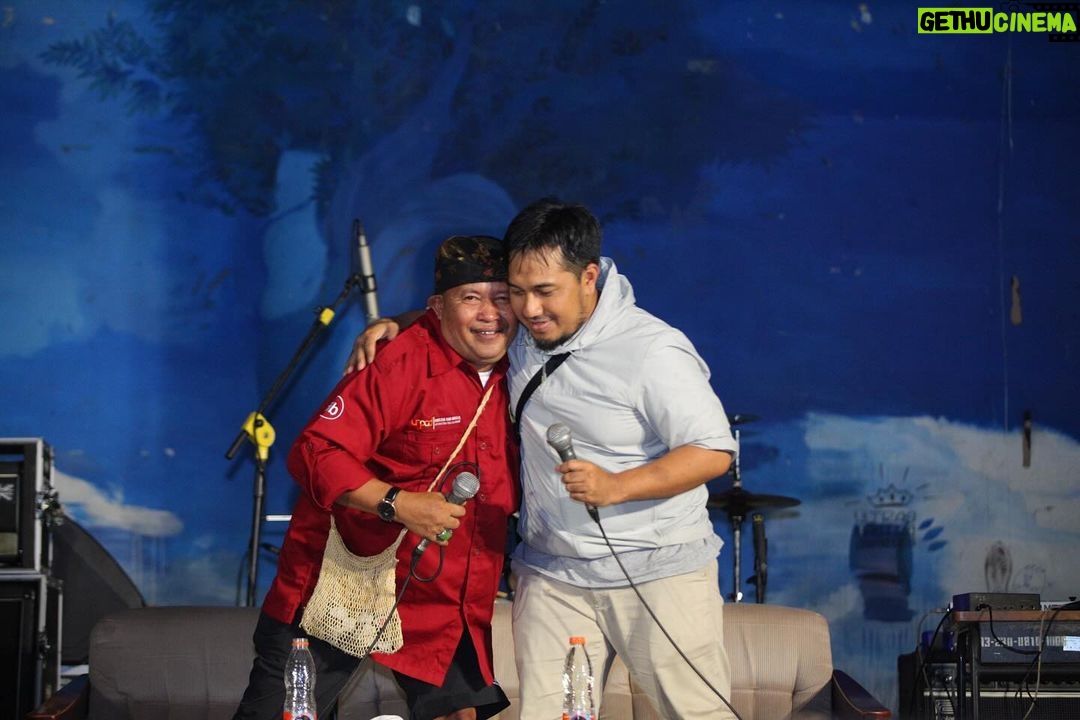 Uus Instagram - Kuliah di sastra 7 tahun, Atep udah di sastra 34 tahun. Dari sastra sampai jadi FIB. Tapi becandanya selalu sama, “Lah belajar bahasa mah ngapain kuliah? Kenapa ga les aja.” Isinya juga rata-rata sama, ya yang penting masuk negri atau ketolak fakultas yang lebih favorit. Dari awal masuk lebih banyak muda-mudi patah hati dan dilematis disini. Atep yang temani dan pelan-pelan mengobati. Semua bentuk perasaan Atep kantongin dan Atep ceritakan ke mahasiswa yang merasa cuma dia satu-satunya yg ngelewatin penderitaan itu. Penengah masalah mahasiswa dan dosen. Tanpa sebut nama. Tanpa sebut angkatan. Bertahun-tahun. Tiga dekade. Menjadi alasan para alumni untuk datang lagi ke fakultas yang awalnya mereka sesali. Bapak, guru, mentor, teman dan terlebih lagi seorang pedagang. Sebuah pagelaran kecil dibelakang gedung C dimana drama seorang tanpa gelar membantu orang-orang untuk mempunyai gelar. Hatur nuhun Tep udah jadi alesan kembali. Mungkin Atep juga perlu waktu untuk keluarga dan diri sendiri. Istri Atep juga sampe ngeluh kalo Atep sering pusing sendiri buat bantu nyelesein masalah mahasiswa padahal mahasiswanya juga belum bayar kasbon. “Terima kasih Atep udah nyebokin sastra selama 34 tahun” - @bhumipanaka Salam banyak sastra, tapi banyak sastra ngga punya Atep. Sekarang banyak sastra ngga ada yang punya Atep. Makasih buat selalu jadi panutan buat bantu orang sebisanya. Terima kasih. #himatep