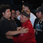 Uus Instagram - Kuliah di sastra 7 tahun, Atep udah di sastra 34 tahun. Dari sastra sampai jadi FIB. Tapi becandanya selalu sama, “Lah belajar bahasa mah ngapain kuliah? Kenapa ga les aja.” Isinya juga rata-rata sama, ya yang penting masuk negri atau ketolak fakultas yang lebih favorit. Dari awal masuk lebih banyak muda-mudi patah hati dan dilematis disini. Atep yang temani dan pelan-pelan mengobati. Semua bentuk perasaan Atep kantongin dan Atep ceritakan ke mahasiswa yang merasa cuma dia satu-satunya yg ngelewatin penderitaan itu. Penengah masalah mahasiswa dan dosen. Tanpa sebut nama. Tanpa sebut angkatan. Bertahun-tahun. Tiga dekade. Menjadi alasan para alumni untuk datang lagi ke fakultas yang awalnya mereka sesali. Bapak, guru, mentor, teman dan terlebih lagi seorang pedagang. Sebuah pagelaran kecil dibelakang gedung C dimana drama seorang tanpa gelar membantu orang-orang untuk mempunyai gelar. Hatur nuhun Tep udah jadi alesan kembali. Mungkin Atep juga perlu waktu untuk keluarga dan diri sendiri. Istri Atep juga sampe ngeluh kalo Atep sering pusing sendiri buat bantu nyelesein masalah mahasiswa padahal mahasiswanya juga belum bayar kasbon. “Terima kasih Atep udah nyebokin sastra selama 34 tahun” - @bhumipanaka Salam banyak sastra, tapi banyak sastra ngga punya Atep. Sekarang banyak sastra ngga ada yang punya Atep. Makasih buat selalu jadi panutan buat bantu orang sebisanya. Terima kasih. #himatep