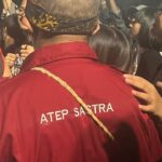 Uus Instagram - Kuliah di sastra 7 tahun, Atep udah di sastra 34 tahun. Dari sastra sampai jadi FIB. Tapi becandanya selalu sama, “Lah belajar bahasa mah ngapain kuliah? Kenapa ga les aja.” Isinya juga rata-rata sama, ya yang penting masuk negri atau ketolak fakultas yang lebih favorit. Dari awal masuk lebih banyak muda-mudi patah hati dan dilematis disini. Atep yang temani dan pelan-pelan mengobati. Semua bentuk perasaan Atep kantongin dan Atep ceritakan ke mahasiswa yang merasa cuma dia satu-satunya yg ngelewatin penderitaan itu. Penengah masalah mahasiswa dan dosen. Tanpa sebut nama. Tanpa sebut angkatan. Bertahun-tahun. Tiga dekade. Menjadi alasan para alumni untuk datang lagi ke fakultas yang awalnya mereka sesali. Bapak, guru, mentor, teman dan terlebih lagi seorang pedagang. Sebuah pagelaran kecil dibelakang gedung C dimana drama seorang tanpa gelar membantu orang-orang untuk mempunyai gelar. Hatur nuhun Tep udah jadi alesan kembali. Mungkin Atep juga perlu waktu untuk keluarga dan diri sendiri. Istri Atep juga sampe ngeluh kalo Atep sering pusing sendiri buat bantu nyelesein masalah mahasiswa padahal mahasiswanya juga belum bayar kasbon. “Terima kasih Atep udah nyebokin sastra selama 34 tahun” - @bhumipanaka Salam banyak sastra, tapi banyak sastra ngga punya Atep. Sekarang banyak sastra ngga ada yang punya Atep. Makasih buat selalu jadi panutan buat bantu orang sebisanya. Terima kasih. #himatep
