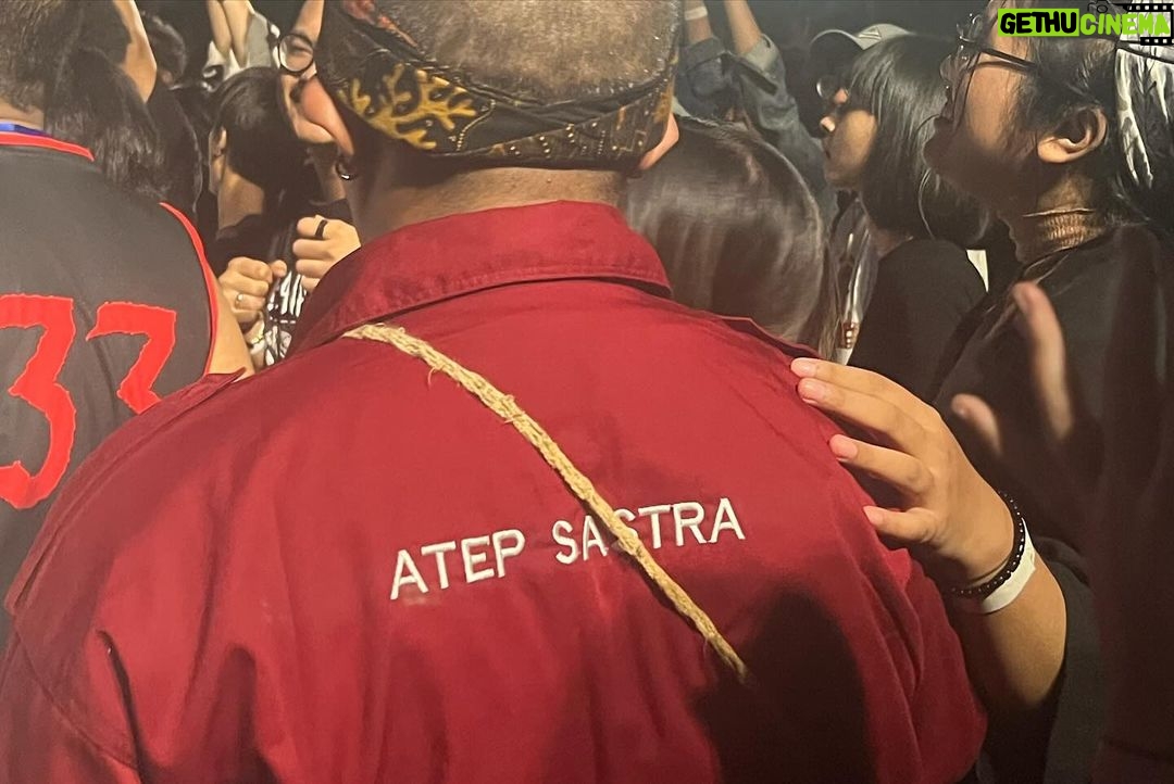 Uus Instagram - Kuliah di sastra 7 tahun, Atep udah di sastra 34 tahun. Dari sastra sampai jadi FIB. Tapi becandanya selalu sama, “Lah belajar bahasa mah ngapain kuliah? Kenapa ga les aja.” Isinya juga rata-rata sama, ya yang penting masuk negri atau ketolak fakultas yang lebih favorit. Dari awal masuk lebih banyak muda-mudi patah hati dan dilematis disini. Atep yang temani dan pelan-pelan mengobati. Semua bentuk perasaan Atep kantongin dan Atep ceritakan ke mahasiswa yang merasa cuma dia satu-satunya yg ngelewatin penderitaan itu. Penengah masalah mahasiswa dan dosen. Tanpa sebut nama. Tanpa sebut angkatan. Bertahun-tahun. Tiga dekade. Menjadi alasan para alumni untuk datang lagi ke fakultas yang awalnya mereka sesali. Bapak, guru, mentor, teman dan terlebih lagi seorang pedagang. Sebuah pagelaran kecil dibelakang gedung C dimana drama seorang tanpa gelar membantu orang-orang untuk mempunyai gelar. Hatur nuhun Tep udah jadi alesan kembali. Mungkin Atep juga perlu waktu untuk keluarga dan diri sendiri. Istri Atep juga sampe ngeluh kalo Atep sering pusing sendiri buat bantu nyelesein masalah mahasiswa padahal mahasiswanya juga belum bayar kasbon. “Terima kasih Atep udah nyebokin sastra selama 34 tahun” - @bhumipanaka Salam banyak sastra, tapi banyak sastra ngga punya Atep. Sekarang banyak sastra ngga ada yang punya Atep. Makasih buat selalu jadi panutan buat bantu orang sebisanya. Terima kasih. #himatep